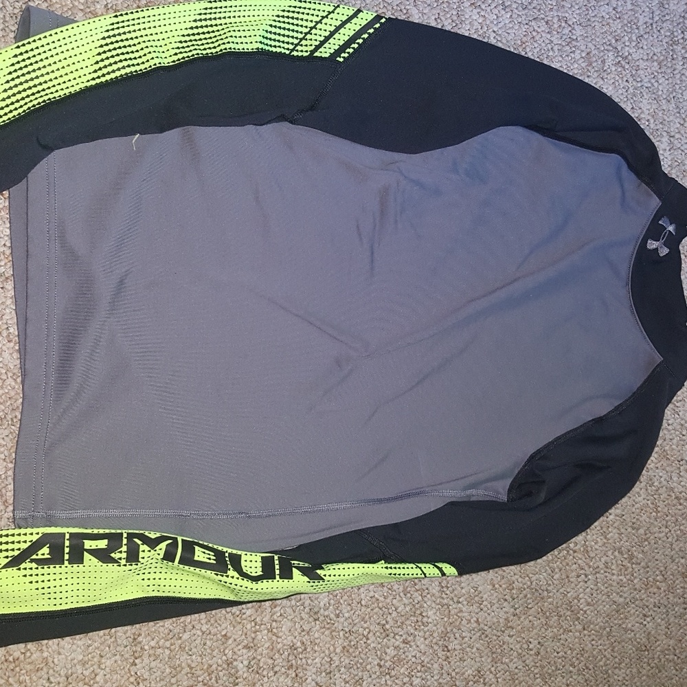 Donating Saturday ! Under armour top